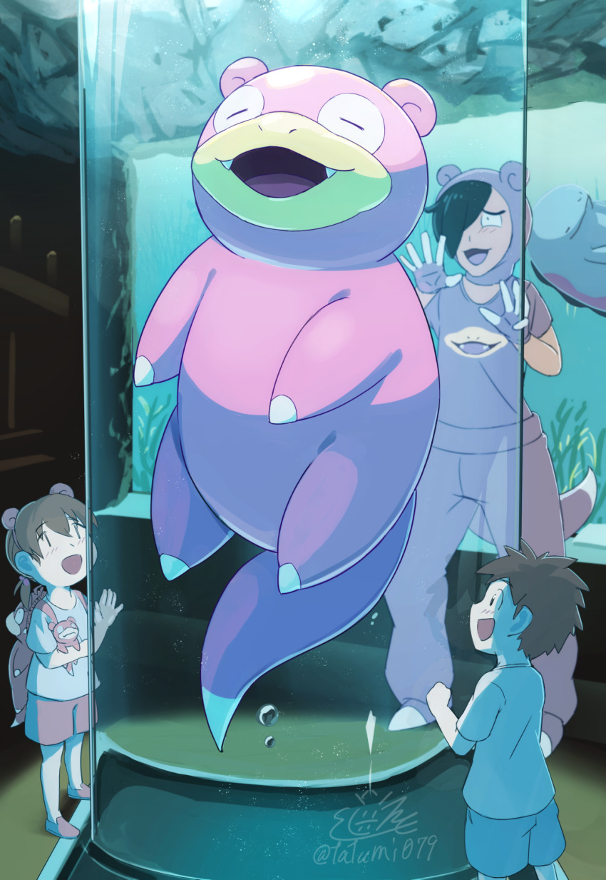 1girl 2boys against_glass aquarium black_hair brown_hair character_backpack child closed_mouth commentary_request cosplay fangs full_body gen_1_pokemon gen_2_pokemon hair_over_one_eye hand_on_glass highres indoors multiple_boys nintendo nostrils open_mouth pants pink_pants pink_shirt pink_shorts poke_maniac_(pokemon) pokemon pokemon_(creature) pokemon_lgpe quagsire shirt shoes short_hair short_sleeves shorts signature slowpoke slowpoke_(cosplay) smile spiked_hair standing tank_(container) tatsumi_(panneko) twitter_username water |_|