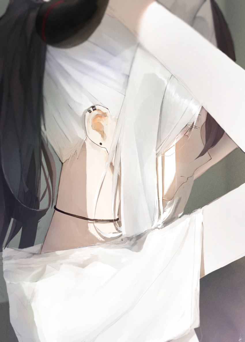 1girl absurdres adjusting_hair black_hair black_horns blue_archive blush demon_horns from_behind grey_hair highres horns kayoko_(blue_archive) kyatto-mikazu long_hair ponytail red_eyes shirt short_sleeves solo upper_body white_shirt