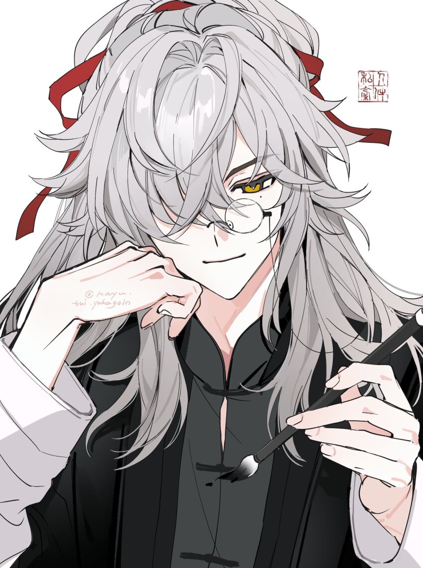 1boy alternate_costume bespectacled bishounen black_shirt calligraphy_brush chinese_clothes closed_mouth glasses grey_hair hair_over_one_eye hair_ribbon hand_on_own_face hanfu head_rest highres holding holding_paintbrush honkai:_star_rail honkai_(series) jing_yuan kayu_(yukagoin) long_hair long_sleeves looking_at_viewer male_focus mole mole_under_eye paintbrush ponytail red_ribbon ribbon round_eyewear seal_script shirt simple_background smile solo twitter_username upper_body white_background yellow_eyes