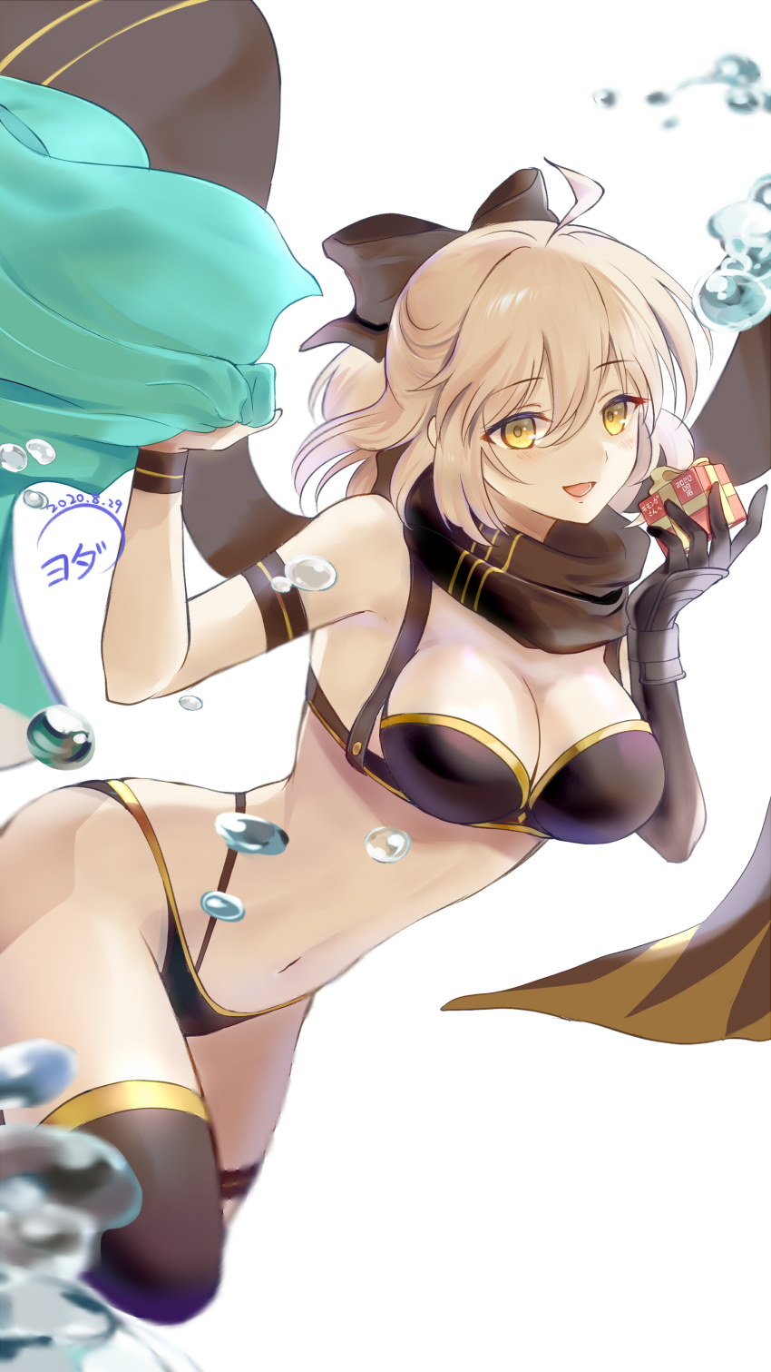 1girl absurdres ahoge air_bubble armband artist_name bikini black_bikini black_border black_scarf black_thighhighs blonde_hair blurry blurry_foreground border bow breasts bubble cleavage commentary dated fate/grand_order fate_(series) gift hair_bow highres holding holding_gift leaning_forward looking_at_viewer medium_breasts medium_hair multi-strapped_bikini navel okita_j._souji_(fate) okita_j._souji_(first_ascension)_(fate) okita_souji_(fate) okita_souji_(koha-ace) open_mouth scarf signature simple_background smile solo standing swimsuit thighhighs translated white_background wristband yellow_eyes youda_(seravichacha)