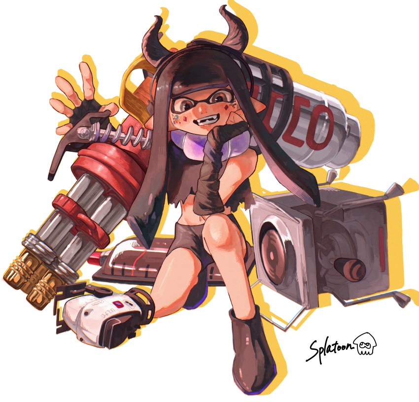 1girl absurdres arm_wrap autobomb_(splatoon) black_boots black_hair black_hairband black_shirt black_shorts blunt_bangs boots choker commentary_request copyright_name crop_top drop_shadow fake_horns fangs full_body grey_eyes groin hairband hand_on_own_cheek hand_on_own_face highres horn_hairband horns hydra_splatling_(splatoon) ink_tank_(splatoon) inkling inkling_girl inkling_player_character jewel_under_eye long_hair looking_at_viewer midriff navel nintendo on_one_knee open_hand open_mouth pointy_ears shirt shorts smile solo sorede_(s0rdneee16) splatoon_(series) splatoon_3 tentacle_hair torn_clothes torn_shirt white_background white_choker