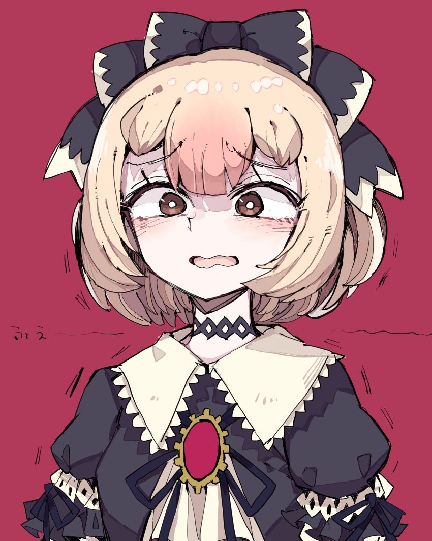 1girl absurdres alternate_costume black_bow blonde_hair bow bright_pupils brown_eyes choker hair_bow highres kanmoku-san kemono_friends open_mouth red_background short_hair short_sleeves silky_anteater_(kemono_friends) simple_background solo upper_body white_pupils
