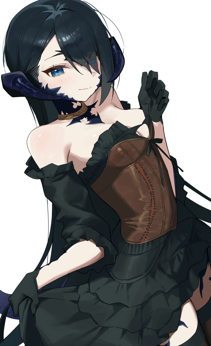 1girl absurdres au_ra bare_shoulders black_dress black_gloves black_hair black_sleeves blue_eyes breasts brown_thighhighs cleavage closed_mouth commentary commission detached_sleeves dragon_girl dragon_horns dragon_tail dress final_fantasy final_fantasy_xiv gloves hair_over_one_eye hand_up highres horns looking_at_viewer medium_breasts puffy_short_sleeves puffy_sleeves scales short_sleeves simple_background smile solo strapless strapless_dress syhan tail thighhighs white_background