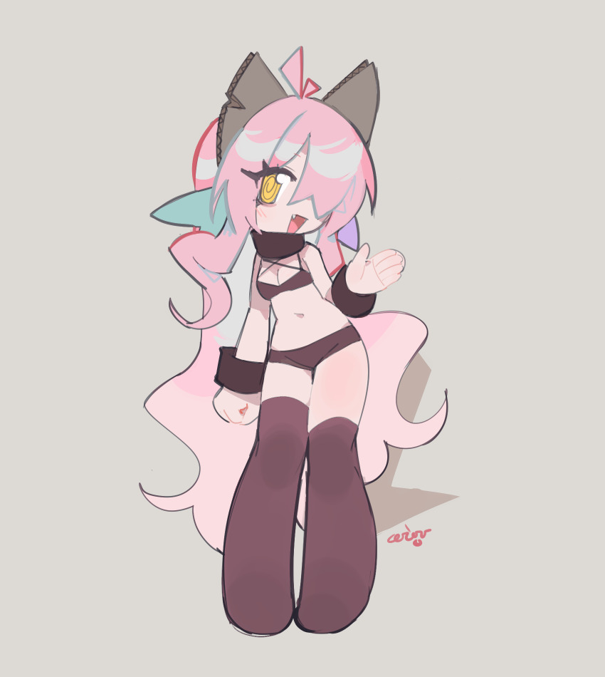 1girl @_@ animal_ears antenna_hair black_collar breasts brown_thighhighs cardboard ceroro cleavage collar commentary cuffs dragon_ears dragon_horns dragon_tail fake_horns fake_tail fang full_body hair_over_one_eye highres horns long_hair open_mouth original pink_hair shackles signature small_breasts smile solo tail thighhighs very_long_hair waving yellow_eyes
