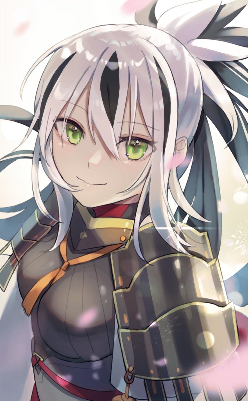 1girl armor black_hair fate/grand_order fate_(series) green_eyes highres long_hair mipi multicolored_hair nagao_kagetora_(fate) ponytail shoulder_armor smile two-tone_hair uesugi_kenshin_(fate) white_hair