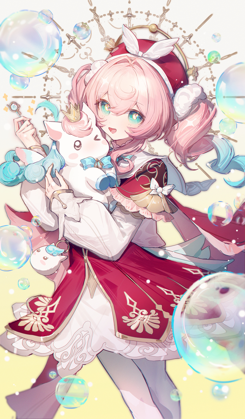 &gt;_o 1girl absurdres blue_bow blue_bowtie blue_eyes blue_hair bow bowtie capelet crown dress drill_hair feet_out_of_frame gold_trim gradient_hair hair_between_eyes hands_up hat highres holding honkai:_star_rail honkai_(series) hyacine_(honkai:_star_rail) little_ica_(honkai:_star_rail) long_hair long_sleeves looking_at_viewer multicolored_hair one_eye_closed open_mouth pantyhose pink_hair red_capelet red_dress red_hat second-party_source smile soap_bubbles solo standing twin_drills twintails two-tone_hair watermark weibo_watermark white_pantyhose youzha_xian_quanquan
