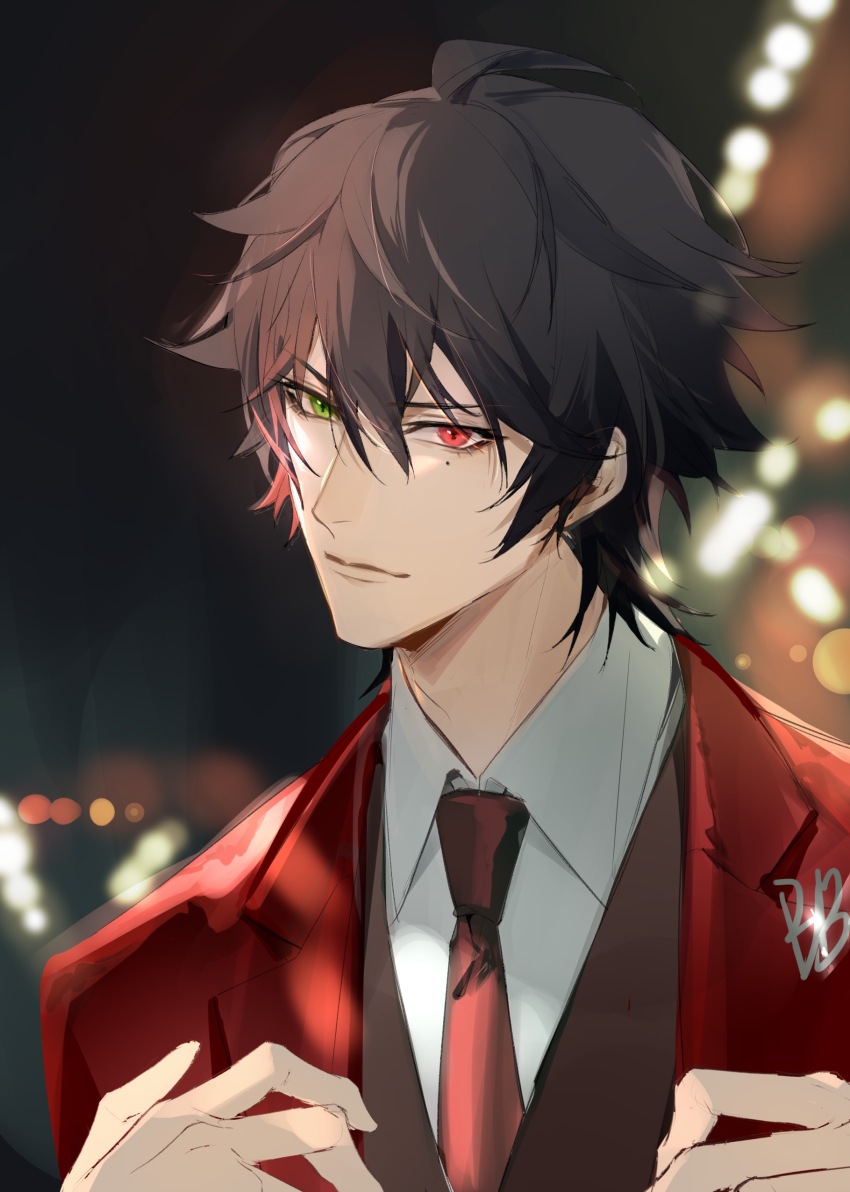 1boy absurdres ahoge black_hair black_vest blurry blurry_background chinese_commentary closed_mouth collared_shirt formal_clothes green_eyes hair_between_eyes hands_up heterochromia highres hypnosis_mic jacket long_sleeves looking_at_viewer male_focus maosanmu mole mole_under_eye necktie red_eyes red_jacket red_necktie shirt short_hair signature smile solo suit upper_body vest white_shirt yamada_ichiro