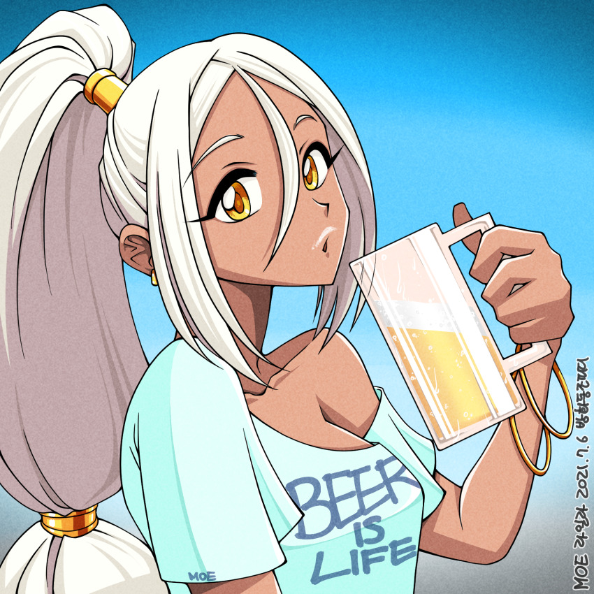 1girl alcohol artist_name banghwadongjopidi beer beer_mug blue_background blue_shirt bracelet breasts character_name clothes_writing collarbone commentary_request copyright_name cup dark-skinned_female dark_skin dated english_text foam_mustache gradient_background grey_background hair_between_eyes high_ponytail highres jewelry korean_commentary layla_(master_of_eternity) long_hair looking_at_viewer master_of_eternity medium_breasts mug parted_lips ponytail shirt sidelocks single_off_shoulder solo t-shirt upper_body white_hair yellow_eyes