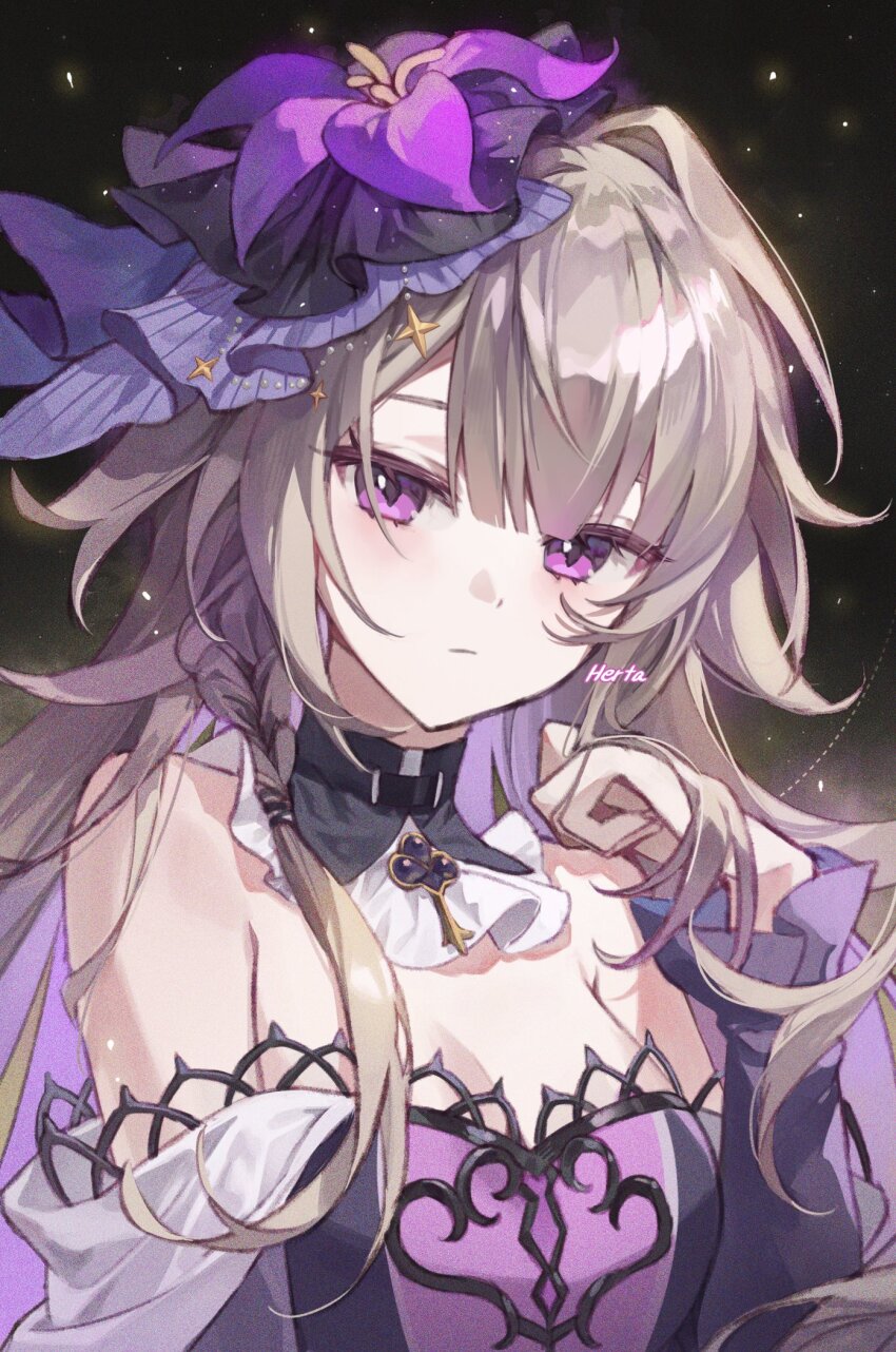 1girl bare_shoulders black_background black_choker blonde_hair breasts character_name choker cleavage closed_mouth commentary dress hand_up hashtag-only_commentary hat herta_(honkai:_star_rail) highres honkai:_star_rail honkai_(series) long_hair long_sleeves looking_at_viewer pink_eyes purple_dress purple_hat sha_(nz2) solo the_herta_(honkai:_star_rail) upper_body