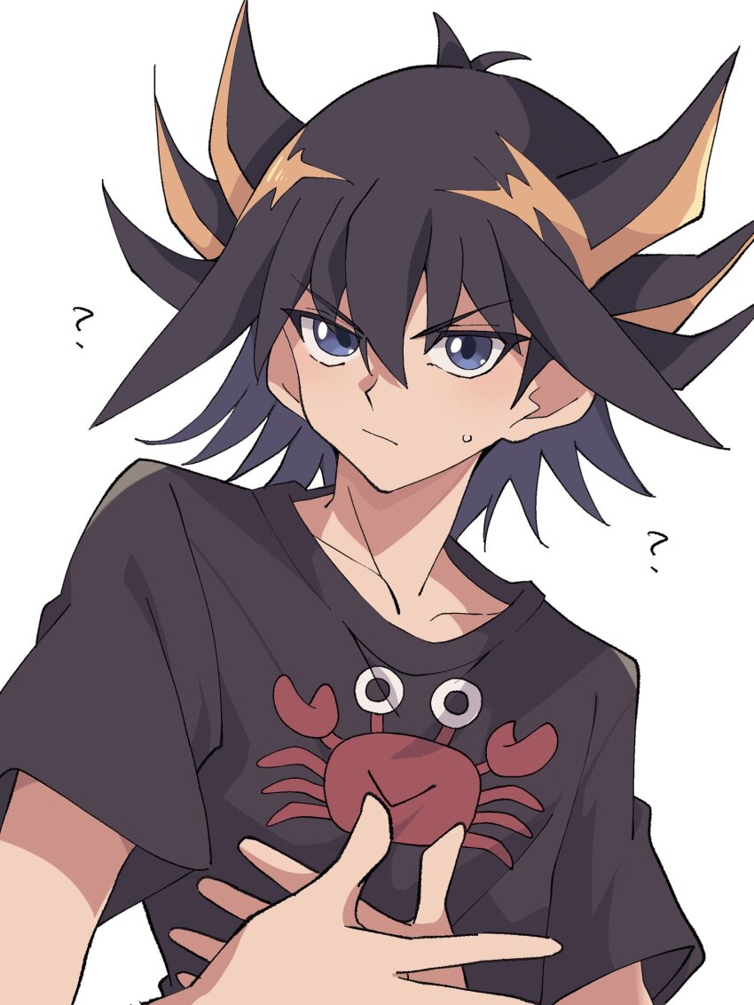 1boy ? antenna_hair black_hair black_shirt blonde_hair blue_eyes closed_mouth collarbone crab_print fudo_yusei hair_between_eyes highres looking_at_viewer male_focus multicolored_hair niyane print_shirt shirt short_hair short_sleeves simple_background small_sweatdrop solo spiked_hair t-shirt two-tone_hair upper_body v-shaped_eyebrows white_background yu-gi-oh!