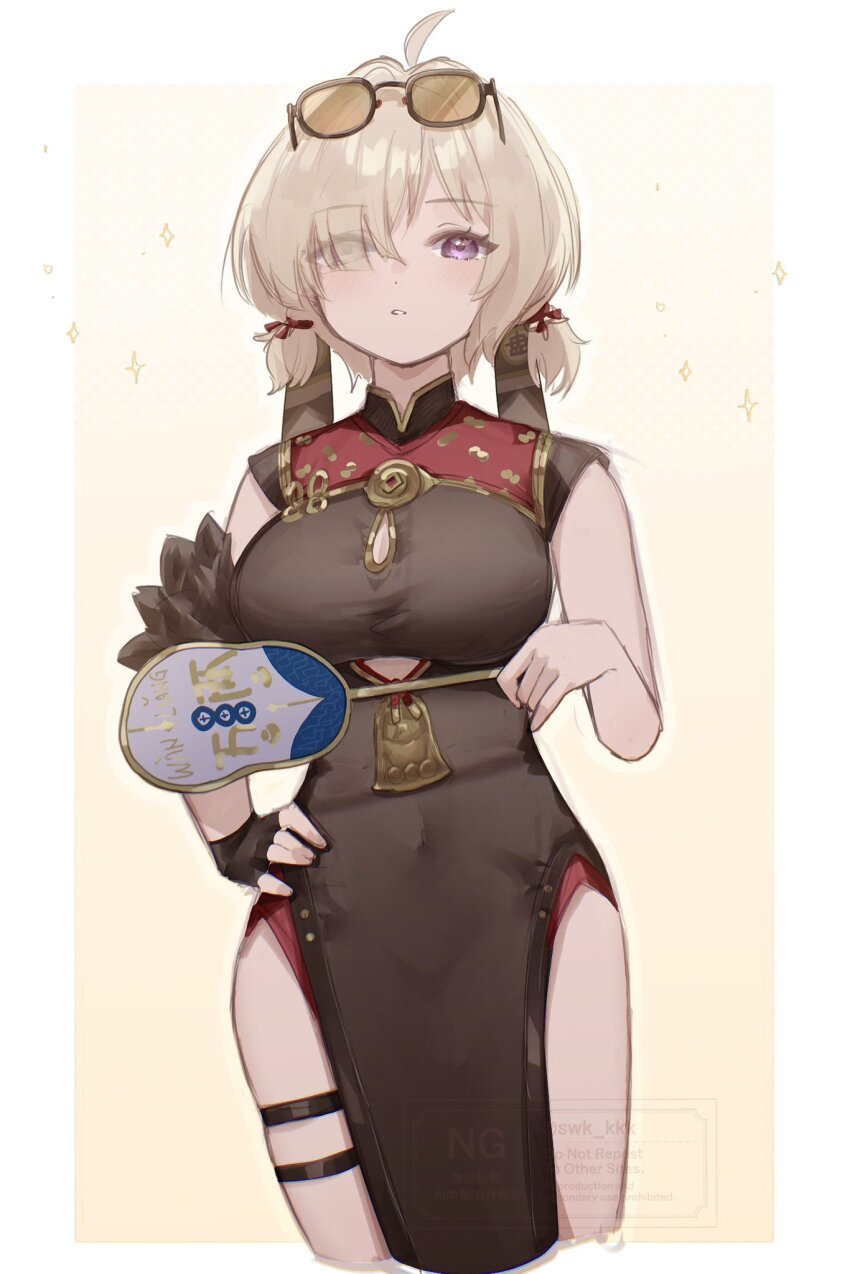 1girl ahoge bare_shoulders black_dress black_gloves blonde_hair breasts china_dress chinese_clothes dress eyewear_on_head fingerless_gloves gloves hair_ornament hair_over_one_eye hand_fan highres large_breasts looking_at_viewer low_twintails orange-tinted_eyewear parted_lips pelvic_curtain purple_eyes red_dress short_hair short_twintails side_slit single_fingerless_glove solo sunglasses suwa_(swk_kkk) sweety_(zenless_zone_zero) thighs tinted_eyewear twintails two-tone_dress zenless_zone_zero