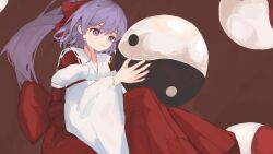 1girl bow detached_sleeves feet_out_of_frame hair_bow hair_tubes hakurei_reimu hakurei_reimu_(pc-98) highres hirachill16 japanese_clothes long_sleeves nontraditional_miko open_mouth purple_eyes purple_hair red_background red_bow red_shirt red_skirt shirt skirt solo touhou white_shirt yin_yang 