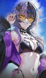  1girl absurdres belt bikini black_belt black_bikini black_choker black_hair black_jacket black_nails breasts chest_belt choker cleavage commentary english_commentary grey_hair grin hair_ornament hand_up highleg highleg_bikini highres hololive hololive_english jacket large_breasts long_hair long_sleeves looking_at_viewer multicolored_hair nail_polish navel o-ring o-ring_bikini o-ring_top off_shoulder open_clothes open_jacket round_eyewear shiori_novella side-tie_bikini_bottom smile solo split-color_hair stomach sunglasses swimsuit tinted_eyewear two-tone_hair upper_body very_long_fingernails virtual_youtuber yellow-tinted_eyewear yellow_eyes yorn_(yor_n) 