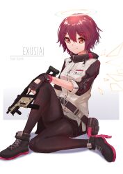  1girl absurdres ankle_boots arknights artist_name black_boots black_gloves black_pantyhose black_sleeves boots character_name chinese_commentary closed_mouth colored_shoe_soles commentary_request detached_wings exusiai_(arknights) finger_on_trigger fingerless_gloves full_body gloves gradient_background grey_background grey_jacket gun hair_between_eyes halo highres holding holding_gun holding_weapon jacket kiseeri knee_up looking_at_viewer pantyhose partial_commentary pink_hair pouch shoes short_hair sitting sleeves_pushed_up smile solo strap submachine_gun traditional_halo weapon white_background white_halo wings yellow_eyes 
