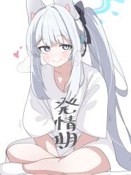  1girl alternate_costume blue_archive blush halo heart japanese_text looking_at_viewer miyako_(blue_archive) ponytail purple_eyes shirt simple_background sitting smile solo t-shirt tovjiw6kok72805 twitter white_background white_hair 