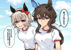  2girls :d admire_vega_(umamusume) animal_ears black_hairband blue_sky bow breasts brown_hair commentary_request curren_chan_(umamusume) ear_bow ear_covers grey_hair gym_shirt hairband horse_ears horse_girl kurotsuki_yu leaning_forward long_hair looking_to_the_side medium_breasts multiple_girls open_mouth outdoors parted_lips purple_eyes red_bow shirt short_hair short_sleeves single_ear_cover sky smile speech_bubble t-shirt translation_request umamusume upper_body white_shirt 