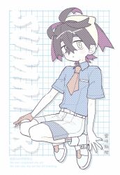  1boy 24x24 ascot black_hair blue_shirt collared_shirt crossed_bangs gloves hair_between_eyes hairband highres kieran_(pokemon) looking_at_viewer male_focus mole mole_on_neck multicolored_hair nintendo parted_lips pokemon pokemon_sv purple_hair red_ascot red_gloves shirt shoes short_sleeves shorts simple_background single_glove sitting socks solo white_shorts yellow_eyes yellow_hairband 