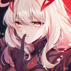  1girl annerica black_gloves blonde_hair character_name commentary eye_hair_ornament finger_to_mouth genshin_impact gloves hair_between_eyes highres long_hair looking_at_viewer parted_lips red_eyes ronova_(genshin_impact) shushing signature solo symbol-shaped_pupils twitter_username upper_body 