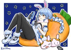  1girl :3 animal_ear_fluff animal_ears black_gloves black_leotard black_pantyhose blue_background blue_hair blush_stickers bow braid breasts brown_eyes carrot_hair_ornament cellphone cleavage closed_eyes closed_mouth commentary_request detached_sleeves don-chan_(usada_pekora) dress drooling food-themed_hair_ornament fur-trimmed_dress fur-trimmed_gloves fur_trim gloves hair_bow hair_ornament highres holding holding_phone hololive kiritoma knees_up leotard mouth_drool multicolored_hair outline pantyhose pekomon_(usada_pekora) phone puffy_short_sleeves puffy_sleeves rabbit_ears shoes short_eyebrows short_sleeves signature small_breasts solo_focus star_(symbol) strapless strapless_dress strapless_leotard thick_eyebrows twin_braids twintails two-tone_hair usada_pekora usada_pekora_(1st_costume) virtual_youtuber white_bow white_dress white_hair white_outline white_shoes white_sleeves 