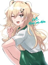  1girl artist_name blonde_hair feet_out_of_frame green_skirt grey_eyes hair_ornament hairclip highres kantai_collection long_hair looking_at_viewer minneapolis_(kancolle) minneapolis_(tennis)_(kancolle) official_alternate_costume one_eye_closed pleated_skirt polo_shirt shirt simple_background skirt smile solo sportswear squatting tennis_skirt tennis_uniform twitter_username two_side_up v wavy_hair white_background white_shirt wiwo 