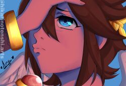  1boy alternate_skin_color androgynous angel angel_wings artist_name blue_background blue_eyes bracer brown_hair close-up colored_skin commentary covering_one_eye dandadan derivative_work english_commentary feathered_wings fingernails hair_between_eyes highres hikarinotenshi.arts instagram_username kid_icarus kid_icarus_uprising laurel_crown lips male_focus nintendo pink_skin pit_(kid_icarus) portrait pout sidelocks signature solo split_mouth watermark white_wings wings 