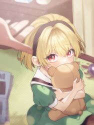  1girl 1other artist_name black_hairband blonde_hair blush brown_pantyhose covering_own_mouth dress green_dress hair_intakes hairband highres higurashi_no_naku_koro_ni holding holding_stuffed_toy houjou_satoko hugging_object indoors looking_at_viewer onyang pantyhose red_eyes sad sailor_collar sailor_dress school_uniform short_hair short_sleeves signature sitting solo_focus stuffed_animal stuffed_toy tearing_up teddy_bear white_sailor_collar 