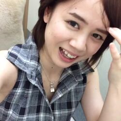 1girl animated bare_shoulders brown_eyes brown_hair day indoors japanese_(nationality) jewelry looking_at_viewer mole necklace photo_(medium) real_life short_hair smile sound tagme teeth tongue tongue_out upper_body v video yoshikawa_aimi rating:General score:8 user:Alkin