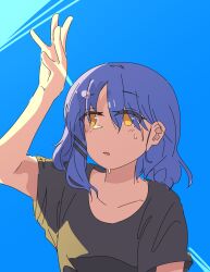  1girl blue_background blue_hair blush bocchi_the_rock! green_shirt hair_ornament hairclip hand_up highres light_rays looking_to_the_side medium_hair outdoors shirt short_sleeves solo sweat yamada_ryo yellow_eyes 