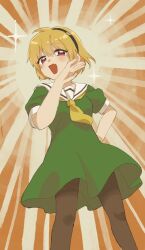 1girl aura black_hairband black_pantyhose blonde_hair blush chinatsu_(kimi_no_yoru) dress fang green_dress hairband highres higurashi_no_naku_koro_ni houjou_satoko kimi_no_yoru_ni_fureru laughing looking_at_viewer morisata neckerchief ojou-sama_pose open_mouth pantyhose puffy_short_sleeves puffy_sleeves red_eyes sailor_collar sailor_dress short_hair short_sleeves skin_fang smile solo sparkle white_sailor_collar yellow_neckerchief