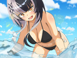  1girl 963rinne bikini black_bikini black_hair breasts day grey_hair hololive hololive_english large_breasts long_hair looking_at_viewer lower_teeth_only multicolored_hair navel open_mouth outdoors shiori_novella solo splashing split-color_hair swimsuit teeth two-tone_hair virtual_youtuber wading water yellow_eyes 