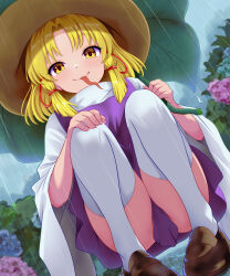  1girl blonde_hair brown_hat convenient_skirt hat highres kisaragi_koushi leaf_umbrella long_tongue looking_at_viewer medium_hair moriya_suwako outdoors purple_skirt purple_vest rain shirt skirt solo squatting thighhighs tongue tongue_out touhou vest white_shirt white_thighhighs wide_sleeves yellow_eyes 