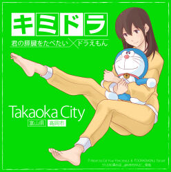  1girl barefoot brown_eyes brown_hair closed_mouth doll doraemon doraemon_(character) full_body green_background highres holding holding_doll kimi_no_suizou_wo_tabetai long_hair long_sleeves pajamas smile soles solo toes yamauchi_sakura yellow_pajamas yukikaze_(isamiashi) 