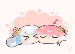  &gt;_&lt; 2girls :&gt; :&lt; braid changli_(wuthering_waves) chibi chibi_only closed_eyes closed_mouth commentary_request dog-san flying_sweatdrops hair_extensions hair_ornament head_only jinhsi_(wuthering_waves) mole mole_on_cheek multicolored_hair multiple_girls musical_note pink_background pink_hair ring_hair_extensions signature smile two-tone_hair white_hair wuthering_waves 