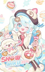  &gt;_&lt; 1girl :3 ;d absurdres blue_eyes brown_hat cake character_name collared_dress commentary cookie cookie_hair_ornament donut dress english_commentary food food-themed_hair_ornament fruit gingerbread_house green_hair hair_ornament hat hatsune_miku highres holding holding_wand kuro_(cold_air) necktie one_eye_closed open_mouth pretzel rabbit_yukine red_necktie smile snowflakes sprinkles strawberry twintails vocaloid wand white_background white_dress yuki_miku yuki_miku_(2026) yuki_miku_(2026)_(candidate_no.5) 
