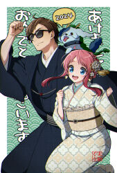  1boy 1girl blue_eyes brown_hair chinese_zodiac day dog dragon_horns floral_print hair_ornament hakama happy happy_new_year horns japanese_clothes japanese_text kimono minamoto_sakura new_year obi open_mouth pink_hair romero_(zombie_land_saga) sash short_hair smile sunglasses tatsumi_koutarou year_of_the_dragon zombie zombie_land_saga 