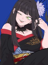  1girl black_collar black_hair black_kimono blue_background breasts cleavage collar crazy_smile final_fantasy final_fantasy_xiv flower glaa_da green_eyes hair_flower hair_ornament highres hyur japanese_clothes kimono long_hair looking_at_viewer mole mole_under_mouth obi obiage obijime off_shoulder red_trim sash simple_background smile solo uneven_eyes upper_body yotsuyu_goe_brutus 