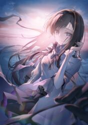  1girl absurdres arknights black_hairband bloom bow brown_hair chinese_commentary closed_mouth commentary day hairband hand_in_own_hair hand_up highres lanyard lens_flare light_particles long_hair long_sleeves looking_at_viewer outdoors pink_eyes priestess_(arknights) shirt smile solo white_bow white_shirt wind xueding&#039;e_de_chou_xiongmao 