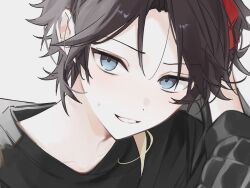  1boy arm_up black_hair black_shirt blue_eyes collarbone crew_neck curtained_hair dot_nose hair_behind_ear looking_to_the_side male_focus misosuupu1216 multicolored_hair nijisanji red_hair saegusa_akina sanpaku shirt sideways_glance smile solo streaked_hair teeth upper_body virtual_youtuber 