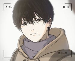  1boy alternate_costume battery_indicator black_hair closed_mouth clothing_request hair_between_eyes hashtag-only_commentary high_collar highres hikaru_ga_shinda_natsu light_smile male_focus mole mole_on_cheek mole_under_eye mole_under_mouth multiple_moles short_hair sinsaimdan32359 solo tsujinaka_yoshiki twitter_username upper_body viewfinder 