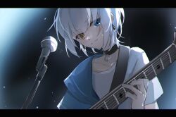  1girl bang_dream! bang_dream!_it&#039;s_mygo!!!!! black_choker blue_eyes blue_shirt chinese_commentary choker closed_mouth collarbone commentary_request earrings guitar guitar_strap half-shirt head_tilt heterochromia highres holding holding_guitar holding_instrument instrument jewelry kaname_raana letterboxed light_particles looking_at_object microphone microphone_stand monnku o-ring o-ring_choker shirt short_hair short_sleeves sidelighting smile solo upper_body white_hair white_shirt yellow_eyes 