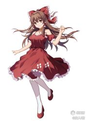 1girl alternate_costume bare_shoulders bow brown_eyes brown_hair closed_mouth dress footwear_bow frilled_bow frills full_body hair_bow hakurei_reimu hand_up highres long_hair looking_at_viewer off-shoulder_dress off_shoulder pantyhose red_bow red_dress red_shoes shoes simple_background smile solo standing standing_on_one_leg touhou white_background white_pantyhose youren_ljun 