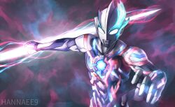  1boy alien armor artist_name asymmetrical_arms asymmetrical_horns blue_horns blue_skin blue_stripes claw_pose color_timer colored_skin commentary compound_eyes crystal dorsal_fin energy energy_spear energy_weapon foreshortening glowing glowing_crystal glowing_eyes glowing_horns glowing_weapon grey_skin hannaee9 highres holding holding_polearm holding_weapon horns javelin_(spear) looking_down male_focus multicolored_skin outstretched_arm pectorals polearm red_skin red_stripes shoulder_armor shoulder_pads silver_armor silver_skin solo spear tokusatsu ultra_series ultraman_blazar ultraman_blazar_(series) weapon white_eyes 