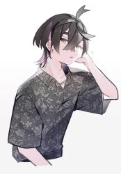  1boy alternate_costume black_hair black_shirt chain chain_necklace commentary_request cropped_legs ear_piercing floral_print hair_between_eyes highres jewelry kieran_(pokemon) looking_at_viewer male_focus multicolored_hair necklace nintendo parted_lips piercing pokemon pokemon_sv purple_hair shirt shizumu_(4_zu6) short_sleeves simple_background solo upper_body white_background yellow_eyes 