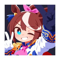  1girl animal_ears ascot asymmetrical_gloves blue_eyes blue_gloves bow brown_hair double_v epaulettes gloves grin hair_between_eyes hair_bow highres horse_ears horse_girl long_hair looking_at_viewer mismatched_gloves multicolored_hair no_lineart one_eye_closed pink_ascot pink_bow ponytail smile solo streaked_hair tokai_teio_(umamusume) umamusume v v-shaped_eyebrows waonaolmao white_gloves white_streaks 