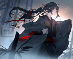  1boy adapted_costume ahoge alternate_hairstyle an_d_01 bamboo bamboo_forest bishounen black_hair black_hanfu chinese_clothes closed_mouth clothes_grab coat dressing floating_hair forest grey_coat hair_down hair_ribbon hanfu highres light_particles long_hair long_sleeves looking_to_the_side male_focus modao_zushi nature off_shoulder official_alternate_costume open_clothes open_coat outdoors profile red_eyes red_ribbon red_sash ribbon robe sash sidelocks sleeves_past_wrists smile solo standing tunic twitter_username untied_ribbon very_long_hair watermark wei_wuxian wei_wuxian_(yiling_laozu) wide_sleeves wind 