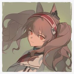  1girl angelina_(arknights) animal_ears arknights black_choker border brown_hair chinese_commentary choker closed_mouth commentary_request eyes_visible_through_hair feiyingliaoluan-haruto fox_ears green_background hair_between_eyes headband highres jacket long_hair looking_at_viewer orange_eyes red_headband simple_background smile solo twintails white_border white_jacket 