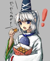  ! 1girl blue_eyes blue_hat cake castella_(food) commentary_request eating food grey_background grey_hair hat high_ponytail highres japanese_clothes kariginu long_hair looking_at_viewer mononobe_no_futo open_mouth pom_pom_(clothes) ponytail ribbon-trimmed_sleeves ribbon_trim ritsuzou robe simple_background solo suzu_castella_(food) tate_eboshi touhou translation_request upper_body white_robe wide_sleeves 