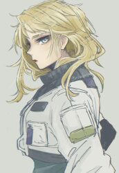  1girl animification arm_pouch blonde_hair blue_eyes cropped_jacket deadlock_(valorant) enpera eyebrow_cut from_side green_shirt jacket looking_at_viewer looking_to_the_side medium_hair messy_hair n3arbycat parted_lips pocket profile scarf shirt simple_background solo turtleneck twitter_username upper_body valorant white_background white_jacket 