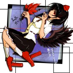  1girl black_hair black_wings feathered_wings geta hat highres leaf_fan looking_at_viewer pointy_ears red_eyes shameimaru_aya shirt smile solo tengu-geta tokin_hat touhou white_shirt wings yon_1912 