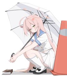  1girl ahoge blue_archive blush book bow braid breasts closed_mouth from_side green_eyes hair_between_eyes halo hanako_(blue_archive) highres holding holding_umbrella kneehighs large_breasts long_hair looking_at_viewer midriff_peek miniskirt neckerchief pink_hair pink_halo pink_neckerchief pleated_skirt school_uniform serafuku shirt simple_background skirt smile socks solo squatting tntl_nemui umbrella white_background white_serafuku white_shirt white_skirt white_socks 